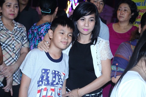 Lê Khánh khóc nghẹn khi đến viếng Duy Nhân - 10