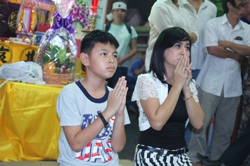 Lê Khánh khóc nghẹn khi đến viếng Duy Nhân - 11