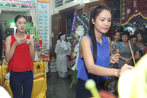 Lê Khánh khóc nghẹn khi đến viếng Duy Nhân - 12