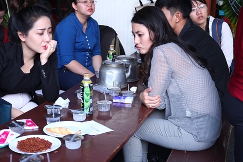 Lê Khánh khóc nghẹn khi đến viếng Duy Nhân - 13