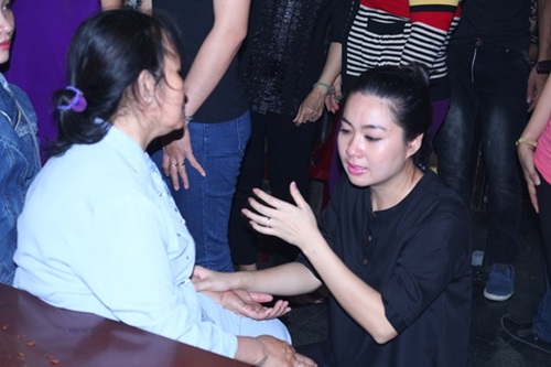 Lê Khánh khóc nghẹn khi đến viếng Duy Nhân - 3