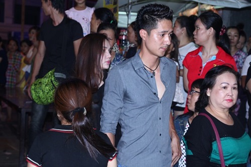 Lê Khánh khóc nghẹn khi đến viếng Duy Nhân - 8