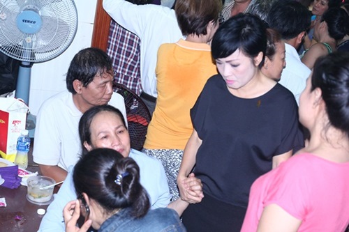 Lê Khánh khóc nghẹn khi đến viếng Duy Nhân - 9