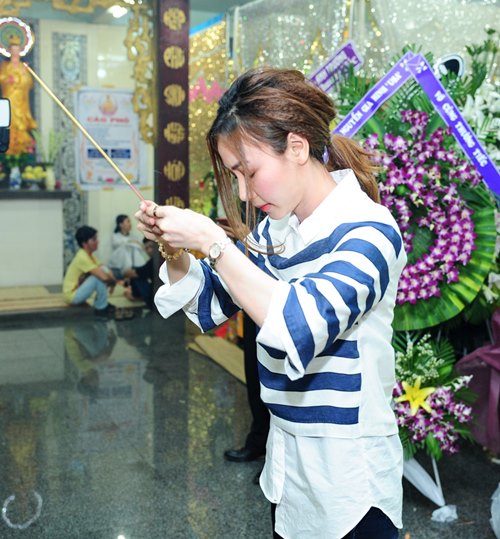 Ngân Khánh lặng lẽ đến viếng Duy Nhân lúc nửa đêm - 1