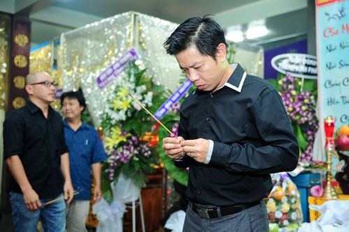 Ngân Khánh lặng lẽ đến viếng Duy Nhân lúc nửa đêm - 8