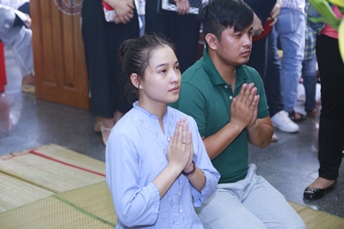 Bức ảnh vợ chồng Duy Nhân nắm tay lần cuối gây xúc động mạnh - 2