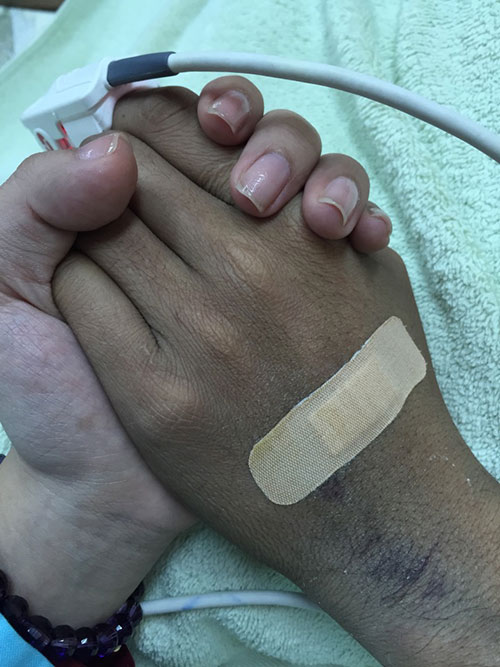 Bức ảnh vợ chồng Duy Nhân nắm tay lần cuối gây xúc động mạnh - 4