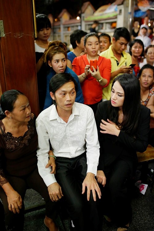 Người dân vỗ tay, hô to tên Hoài Linh khi đến viếng Duy Nhân - 2