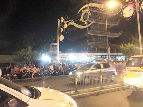 Người dân vỗ tay, hô to tên Hoài Linh khi đến viếng Duy Nhân - 3