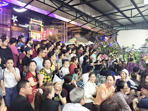 Người dân vỗ tay, hô to tên Hoài Linh khi đến viếng Duy Nhân - 4