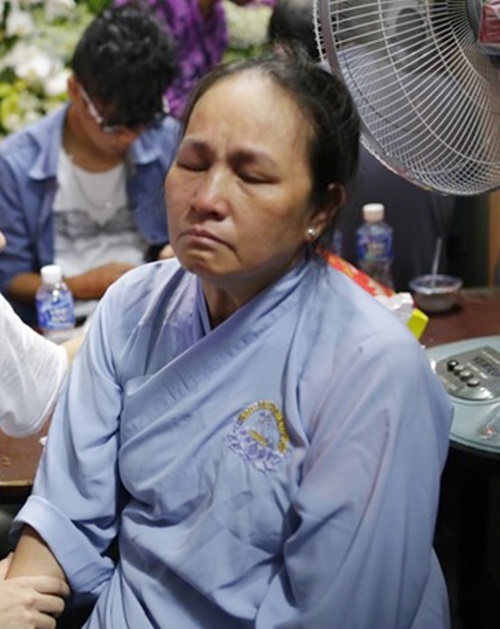 Người dân vỗ tay, hô to tên Hoài Linh khi đến viếng Duy Nhân - 6