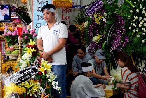 Người dân tập trung gây tắc đường trong lễ tang Duy Nhân - 1