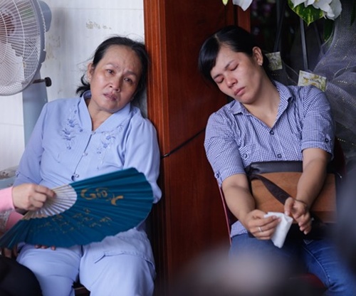 Người dân tập trung gây tắc đường trong lễ tang Duy Nhân - 3