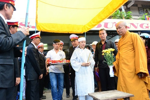 Người dân tập trung gây tắc đường trong lễ tang Duy Nhân - 5