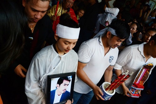 Người dân tập trung gây tắc đường trong lễ tang Duy Nhân - 7