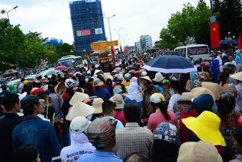 Người dân tập trung gây tắc đường trong lễ tang Duy Nhân - 8