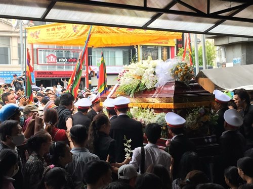 Người dân tập trung gây tắc đường trong lễ tang Duy Nhân - 9