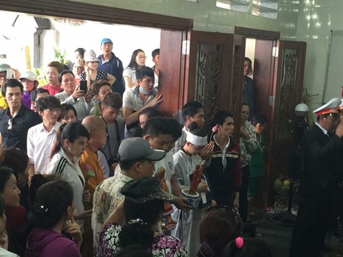 Người dân tập trung gây tắc đường trong lễ tang Duy Nhân - 10