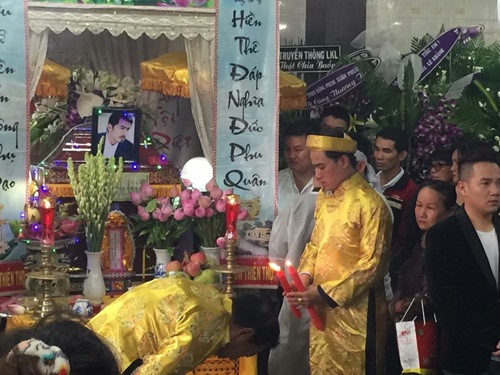 Người dân tập trung gây tắc đường trong lễ tang Duy Nhân - 12