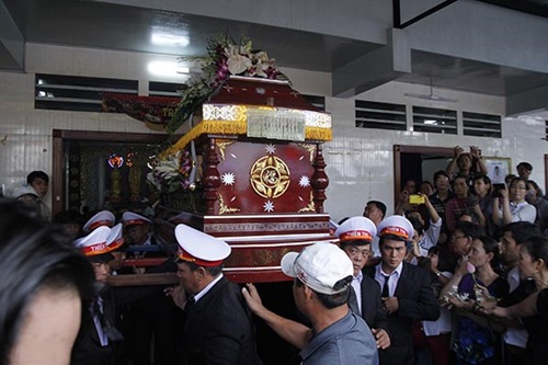 Người dân tập trung gây tắc đường trong lễ tang Duy Nhân - 13