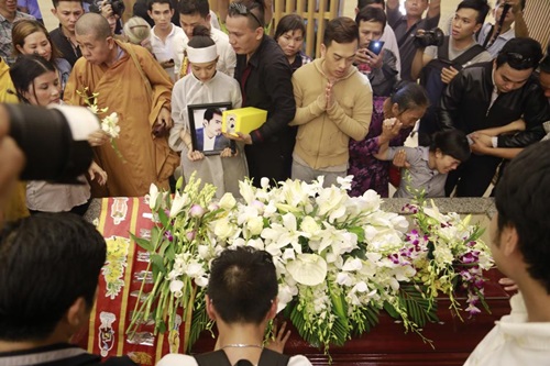 Người dân tập trung gây tắc đường trong lễ tang Duy Nhân - 14