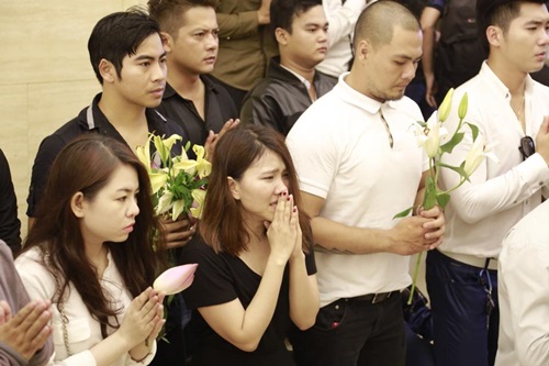 Người dân tập trung gây tắc đường trong lễ tang Duy Nhân - 15