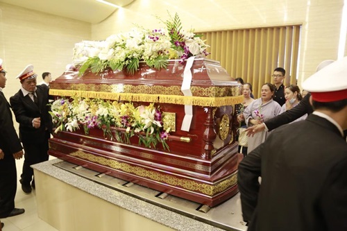 Người dân tập trung gây tắc đường trong lễ tang Duy Nhân - 17