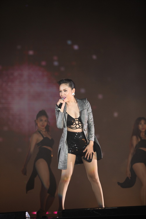 Demi Lovato quot;dập tanquot; oi bức cùng 80 ca sĩ Việt - 18