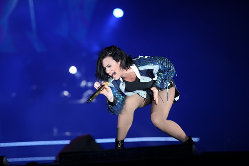 Demi Lovato quot;dập tanquot; oi bức cùng 80 ca sĩ Việt - 3