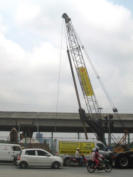 Rùng mình với hiểm họa lơ lửng trên cao - 10