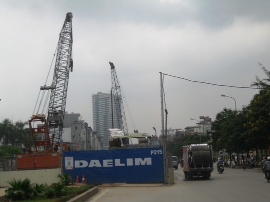 Rùng mình với hiểm họa lơ lửng trên cao - 11