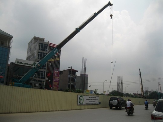 Rùng mình với hiểm họa lơ lửng trên cao - 12