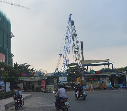 Rùng mình với hiểm họa lơ lửng trên cao - 1