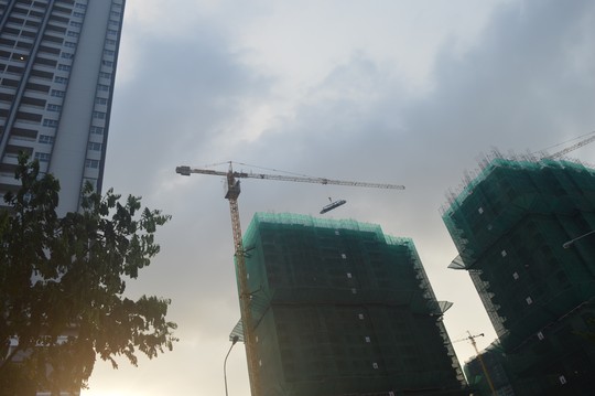 Rùng mình với hiểm họa lơ lửng trên cao - 2