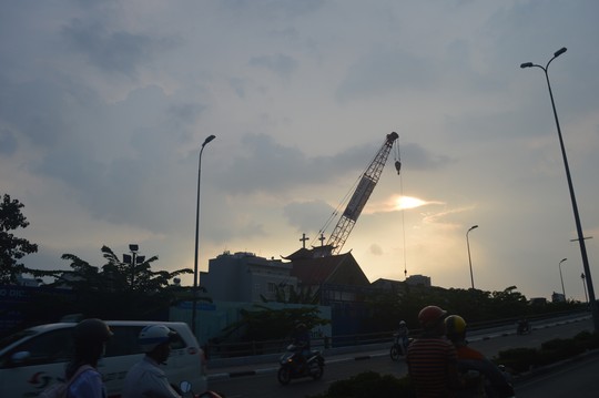 Rùng mình với hiểm họa lơ lửng trên cao - 4