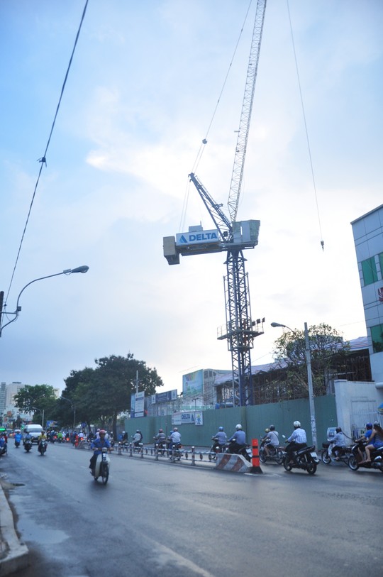 Rùng mình với hiểm họa lơ lửng trên cao - 6