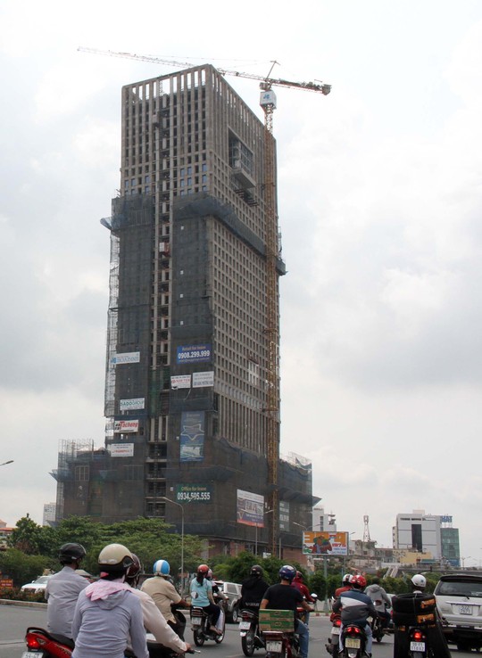 Rùng mình với hiểm họa lơ lửng trên cao - 8