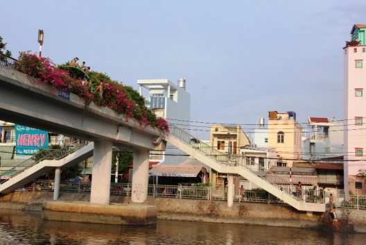 Nắng nóng, trẻ con Sài Gòn rủ nhau… nhảy cầu giải nhiệt - 8