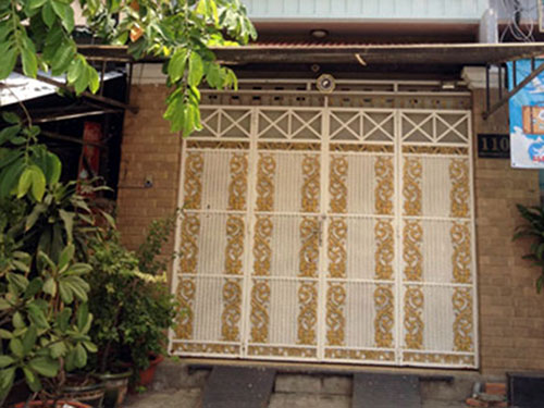 Xót lòng con ba tuổi cười đùa bên quan tài của mẹ - 1