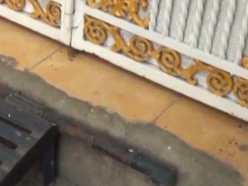 Xót lòng con ba tuổi cười đùa bên quan tài của mẹ - 2