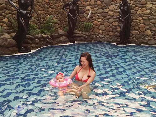 Hotgirl Mai Thỏ mách kinh nghiệm cho con sơ sinh tập bơi - 4