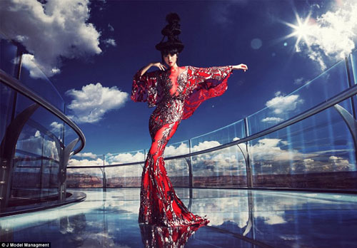 Mẫu Việt khiến thế giới xôn xao với sàn catwalk độc nhất vô nhị - 11