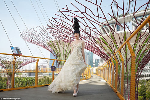 Mẫu Việt khiến thế giới xôn xao với sàn catwalk độc nhất vô nhị - 13