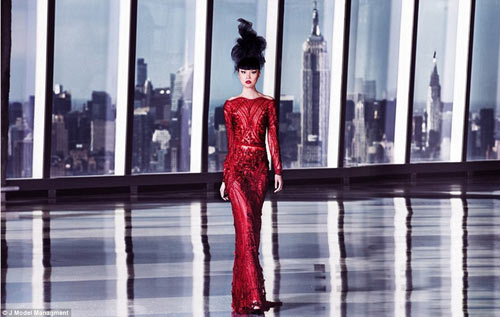 Mẫu Việt khiến thế giới xôn xao với sàn catwalk độc nhất vô nhị - 15