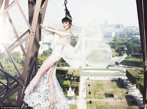 Mẫu Việt khiến thế giới xôn xao với sàn catwalk độc nhất vô nhị - 8
