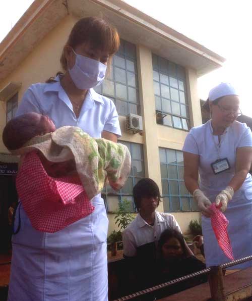 Sản phụ sinh con trên xe công nông - 1