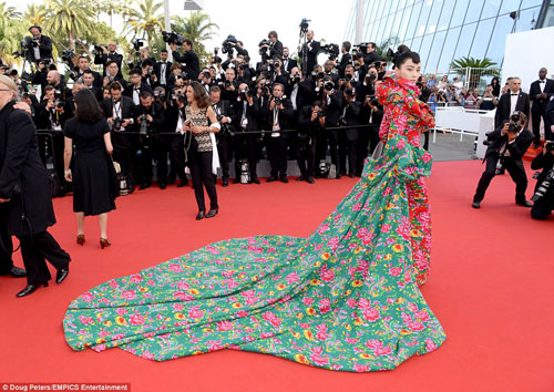 Sao Hoa ngữ mặc váy quot;chăn côngquot; lên thảm đỏ Cannes - 1