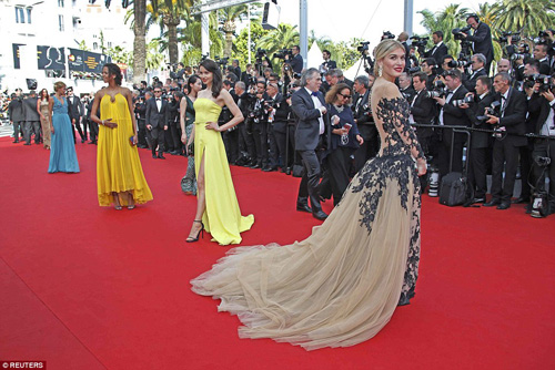 Sao Hoa ngữ mặc váy quot;chăn côngquot; lên thảm đỏ Cannes - 11
