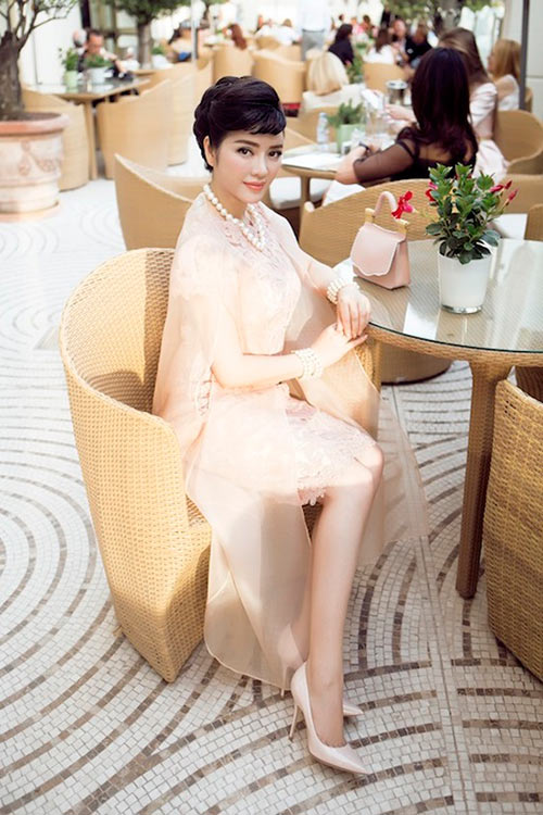 Soi hàng hiệu xa xỉ từ đầu đến chân của Lý Nhã Kỳ ở Pháp - 5