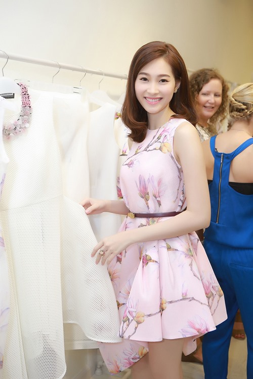 HH Thu Thảo mặc đơn giản vẫn xinh như thiên thần - 4